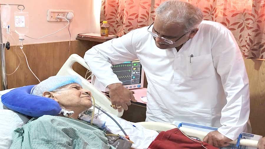 CM Bhupesh Baghels father unwellCM Bhupesh Baghel reached hospital after the hustle and bustle of elections