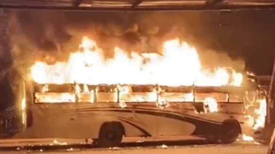 chalti bus me lagi aag