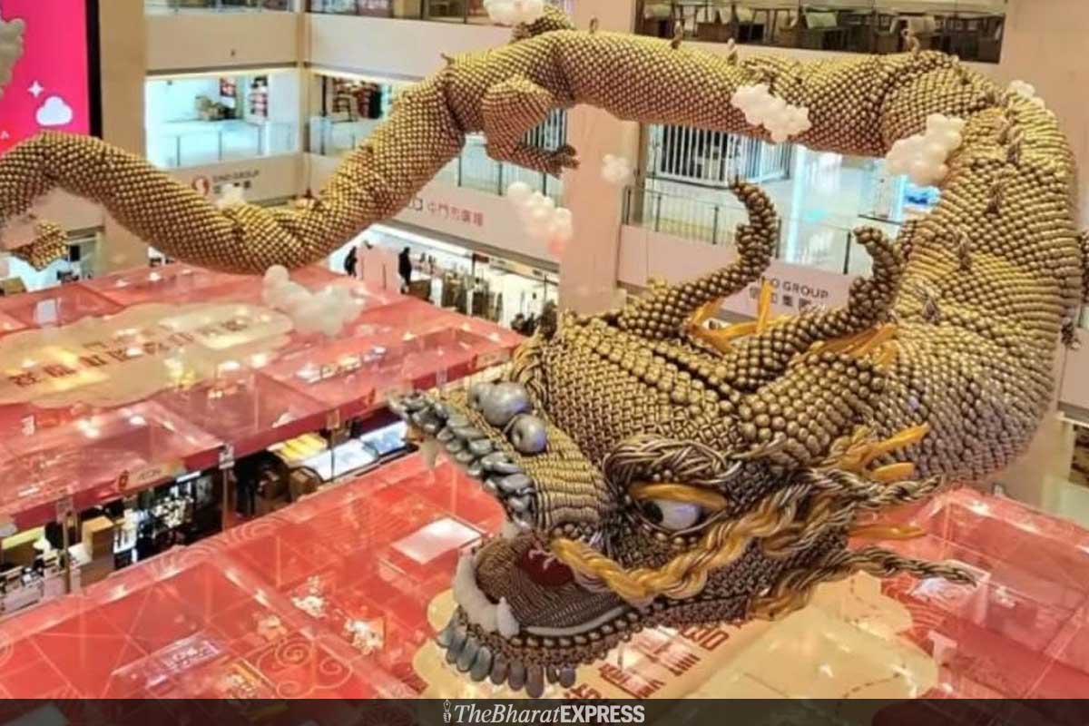 Largest balloon sculpture of a dragon