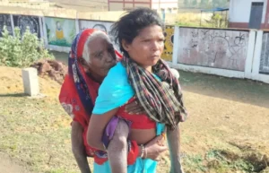 इंसानियत और मजबूरी की तस्वीर: पेंशन के लिए 90 साल की सास को पीठ पर लादकर बैंक पहुंची बहू, तस्वीरों ने खोली सिस्टम की हकीकत