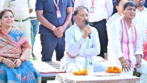 CM Vishnu Deo Sai: गांव पहुंचकर लोगों से रूबरू हुए मुख्यमंत्री, बरगद के पेड़ के नीचे लगी चौपाल