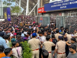 Raipur Stadium Security Lapse: आरसीबी-केकेआर मैच में फिर बेकाबू हुई भीड़, टूटी सुरक्षा व्यवस्था, कमिश्नरेट सिस्टम पर उठे सवाल